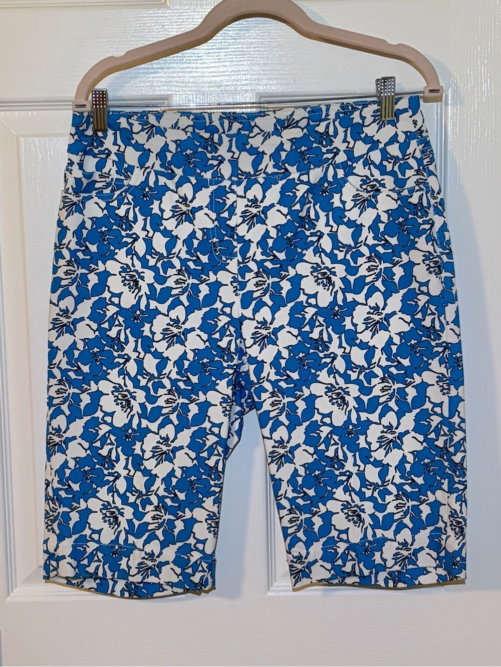 NWOT SlimSation Tropical Blue Floral Slimming Panel Long Bermuda Shorts. Size 12